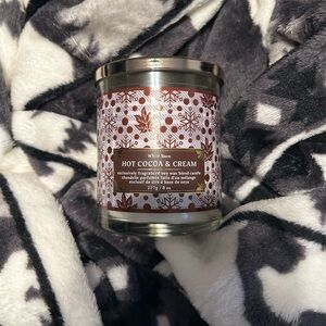 Hot cocoa and cream scented candle